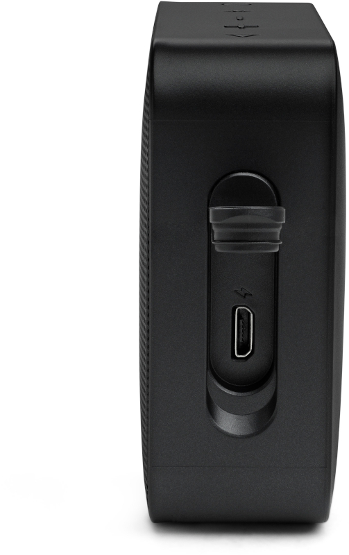 Ein schwarzer tragbarer Lautsprecher. Er hat einen USB-Anschluss und ein Lautsprechergitter. Der Lautsprecher ist auf weißem Hintergrund.