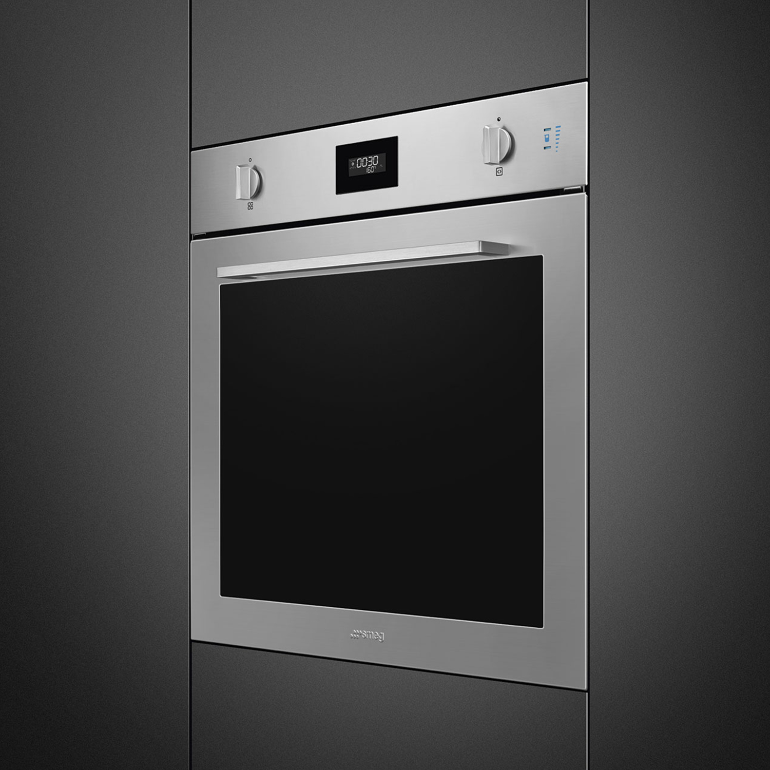 Forno a incasso in acciaio inossidabile con display digitale e manopole di controllo.