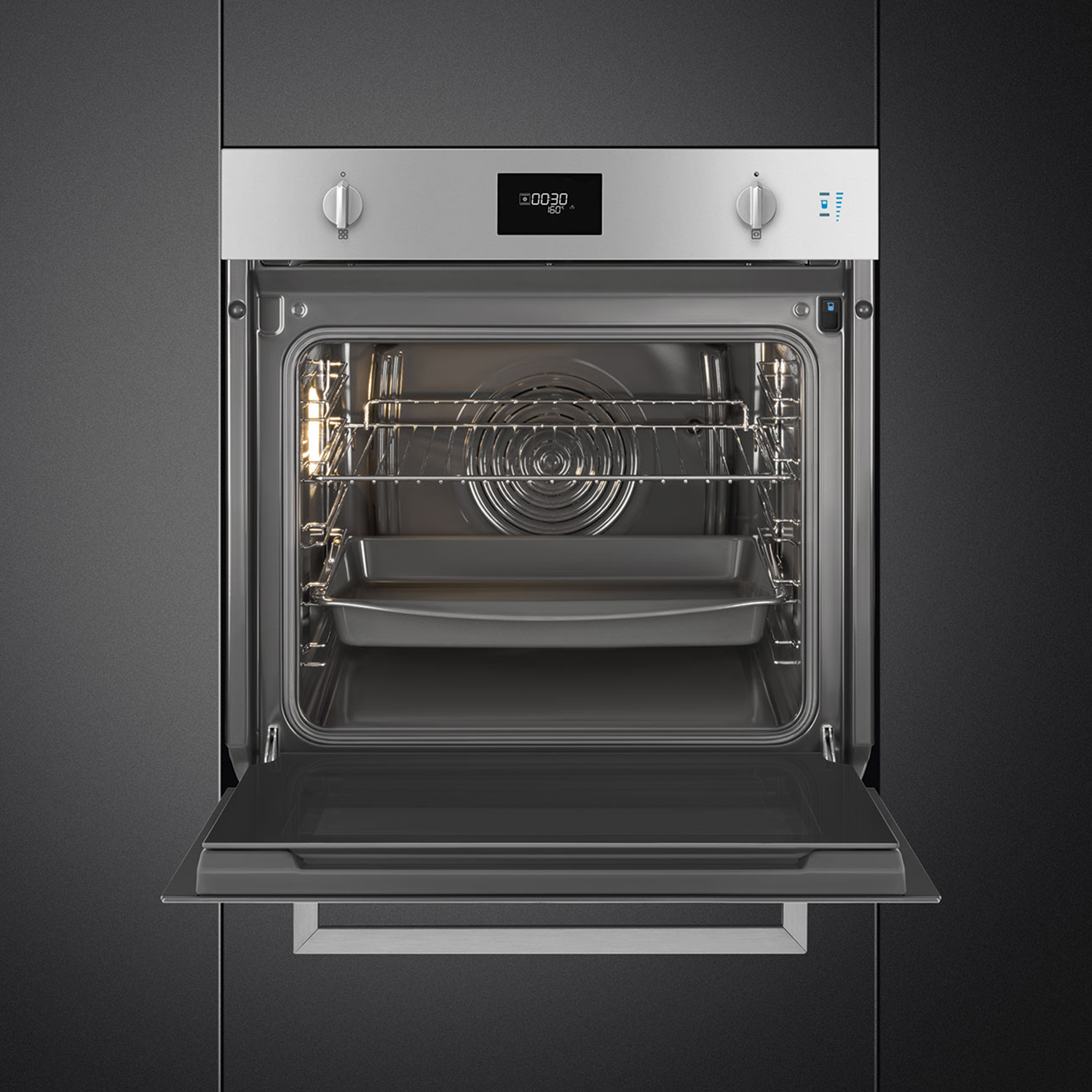 Forno con la porta aperta. Interno in acciaio inossidabile. Esterno nero con schermo digitale e due manopole.
