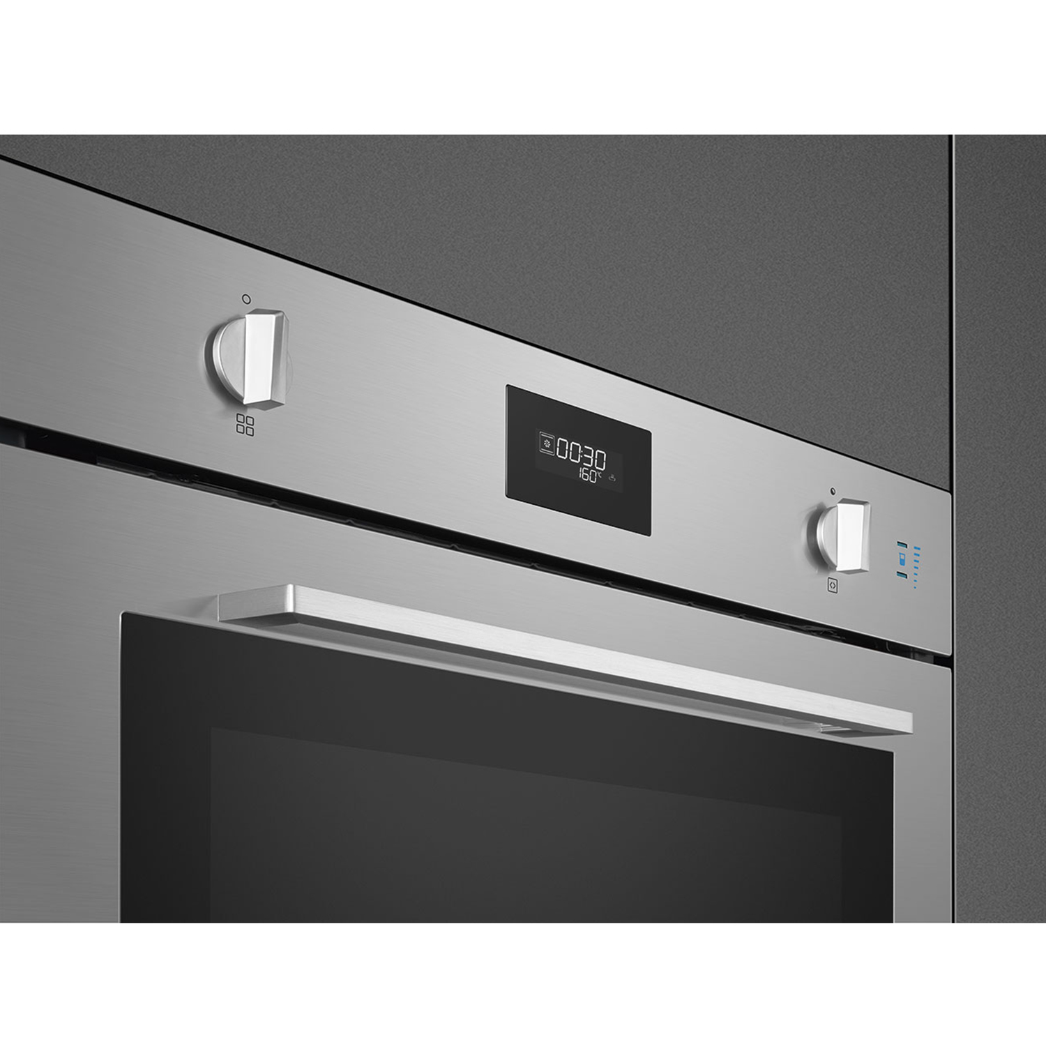 Pannello di controllo del forno con display digitale e manopole. Superficie in acciaio inox.