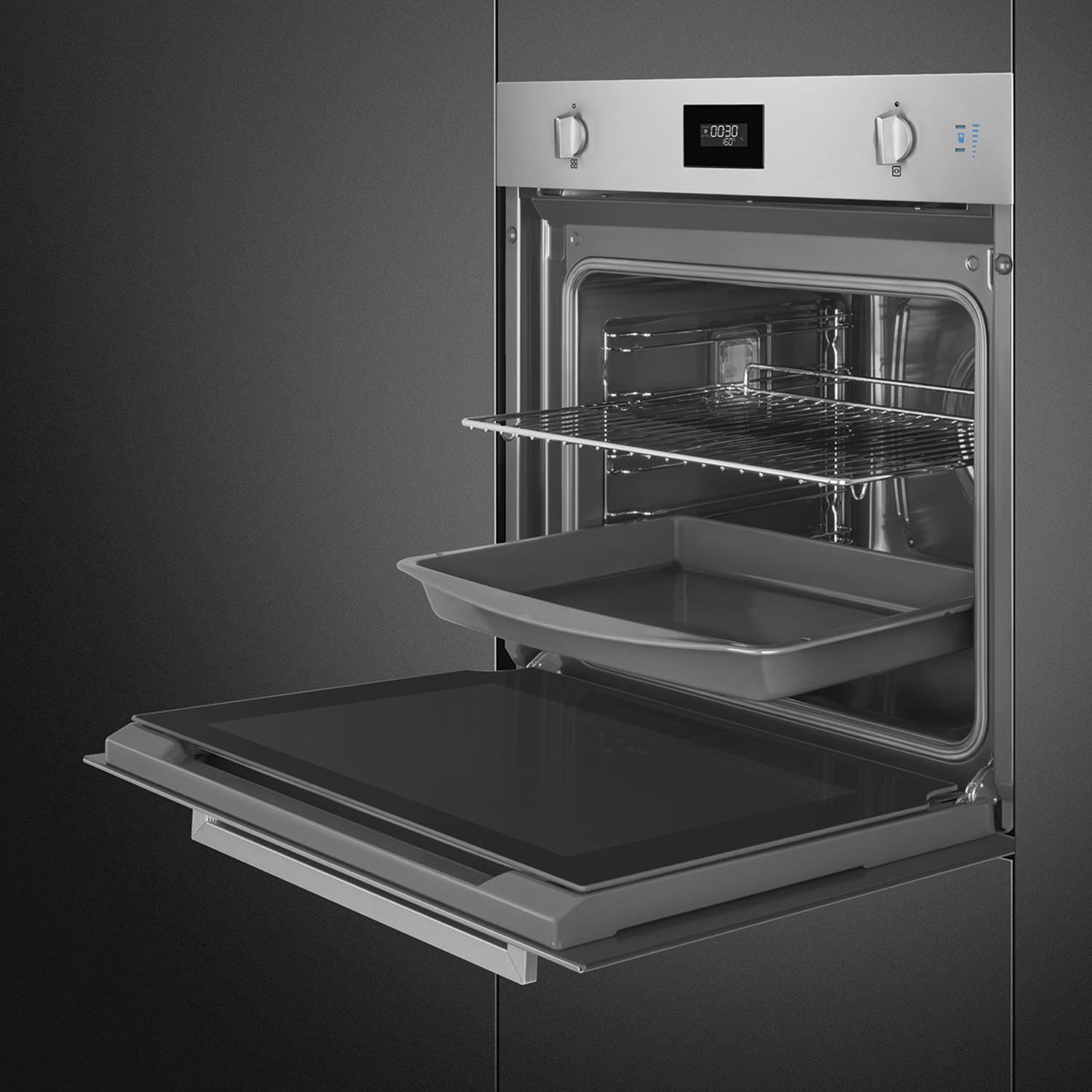 Un forno aperto con due griglie e una teglia. Il forno è grigio e la porta parzialmente aperta.