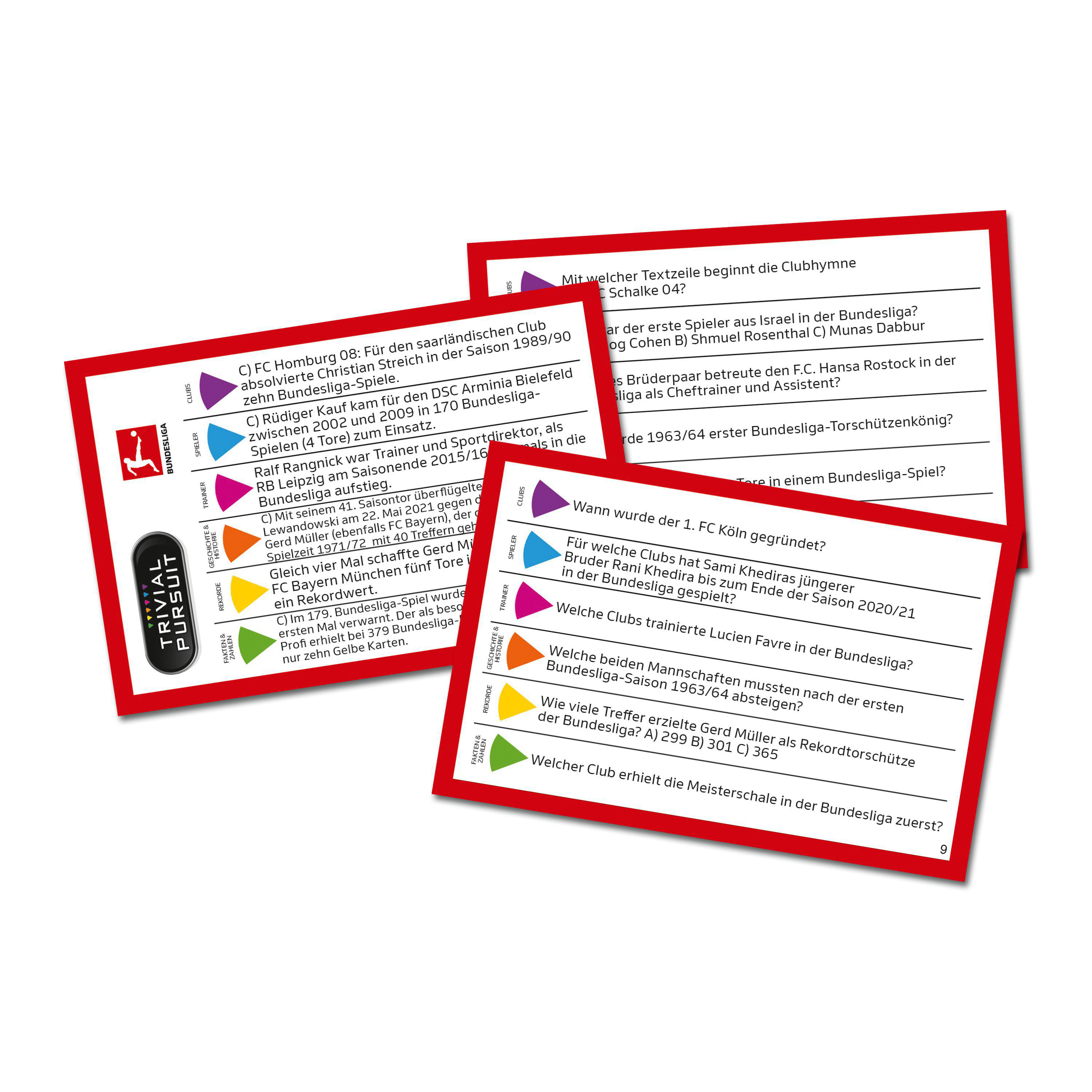 Es werden mehrere Karten aus einem Trivial Pursuit-Spiel gezeigt. Die Karten enthalten Fragen mit farbigen Abschnitten.