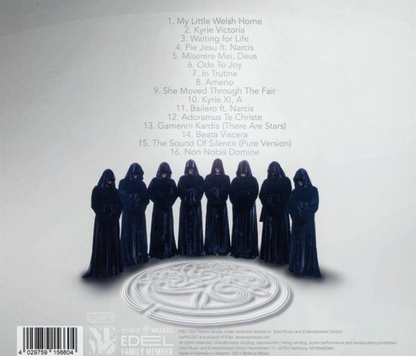Albumcover: Gruppe vermummter Figuren um ein kreisförmiges Design. Text listet Songtitel auf. Barcode und Copyright-Informationen.