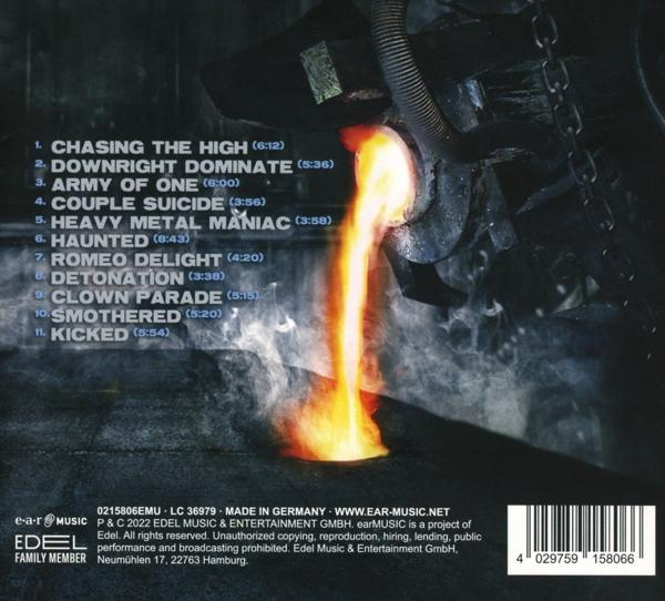 Rückseite des Albums mit Songtiteln, Flammen-Design und weißem Hintergrund.