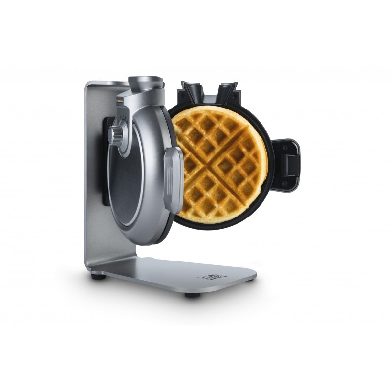 Wafelijzer, open, met een gebakken wafel. Zilver en zwart. Geïsoleerd op een witte achtergrond.