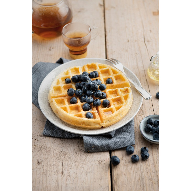 Wafel met bosbessen, thee en honing op houten oppervlak.