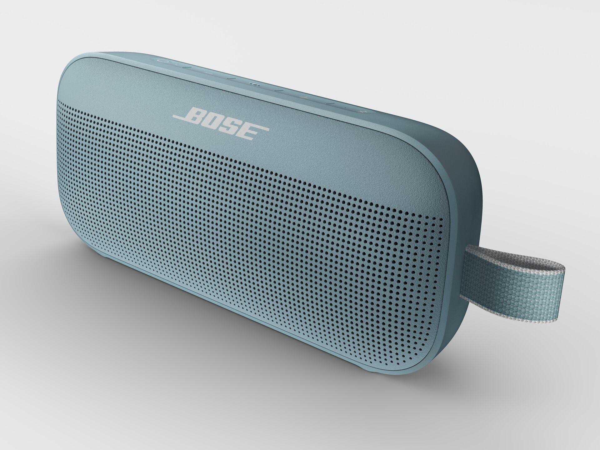 Blauer Lautsprecher mit Stoffschlaufe und BOSE-Logo.