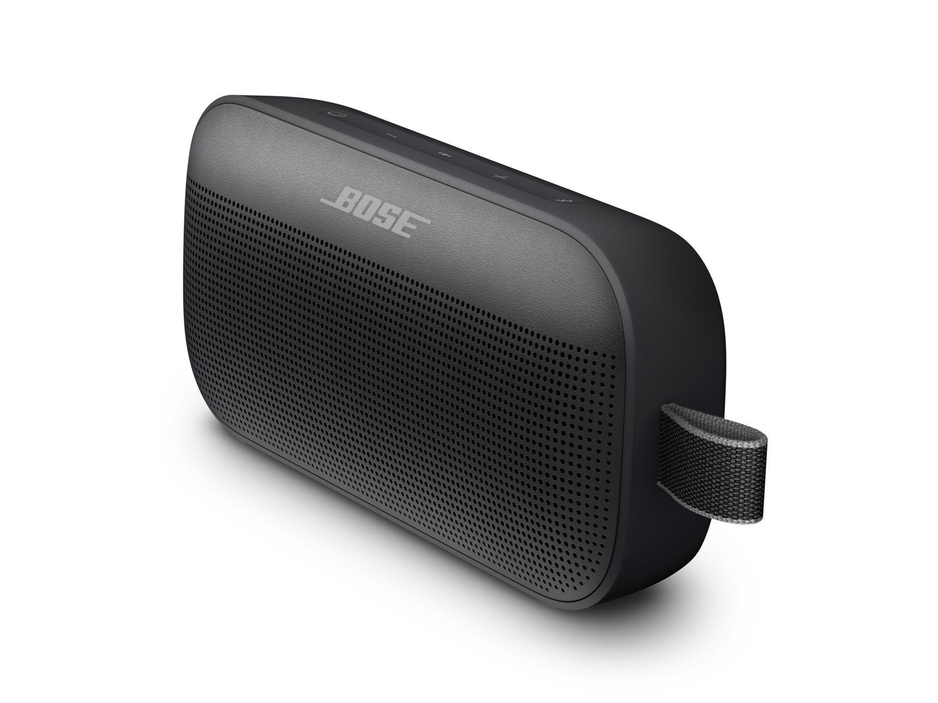 Schwarzer Bose-Lautsprecher auf weißem Hintergrund. Mit Bose-Logo und Stoffschlaufe zum Tragen.
