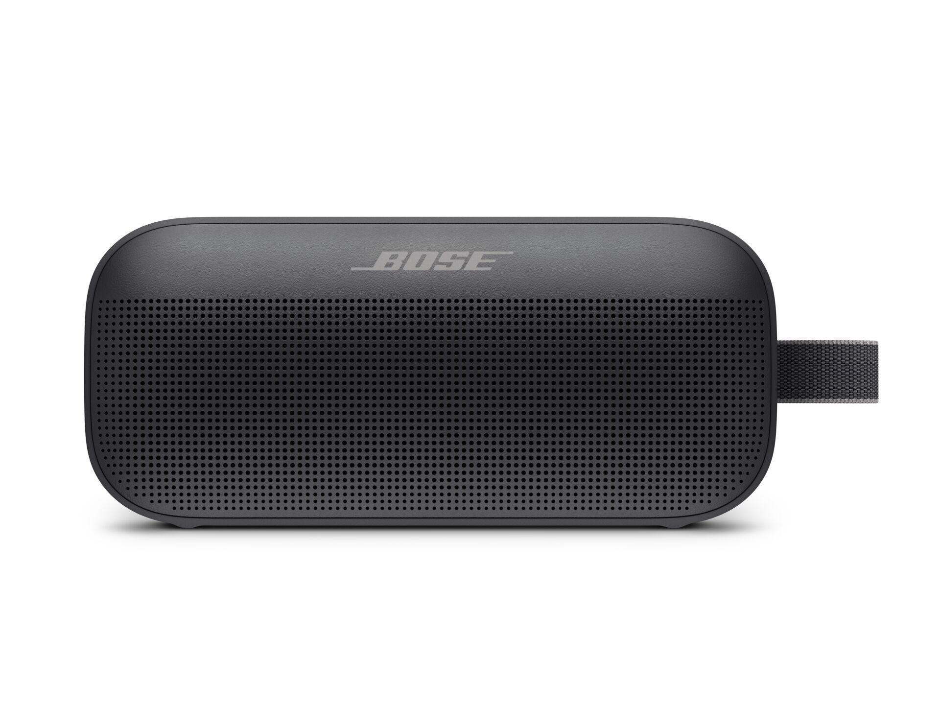 Grauer tragbarer Bose-Lautsprecher. Wassertröpfchen auf dem Lautsprecher. Bose-Logo vorne.