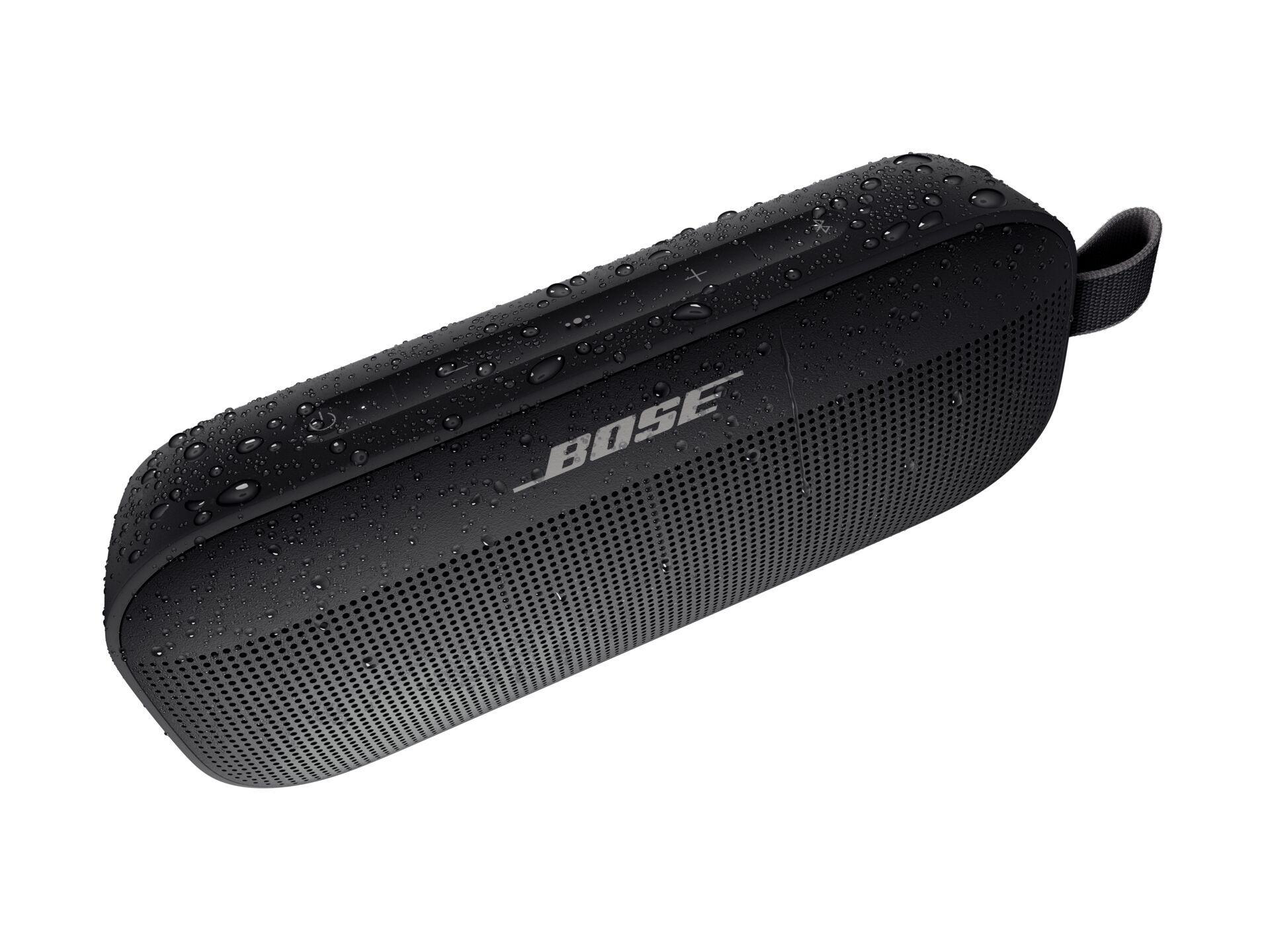 Schwarzer Bose-Lautsprecher mit Wassertropfen. Zylindrische Form, Bose-Logo sichtbar.