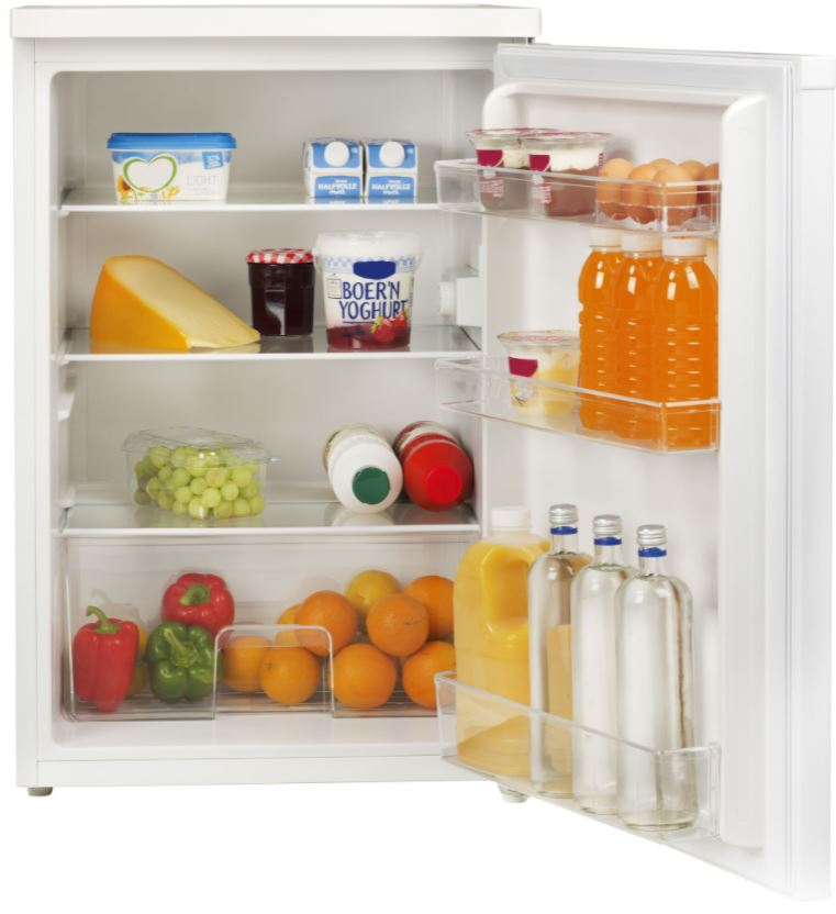 Réfrigérateur ouvert avec divers aliments sur les étagères, dont du fromage, du yaourt et des boissons.