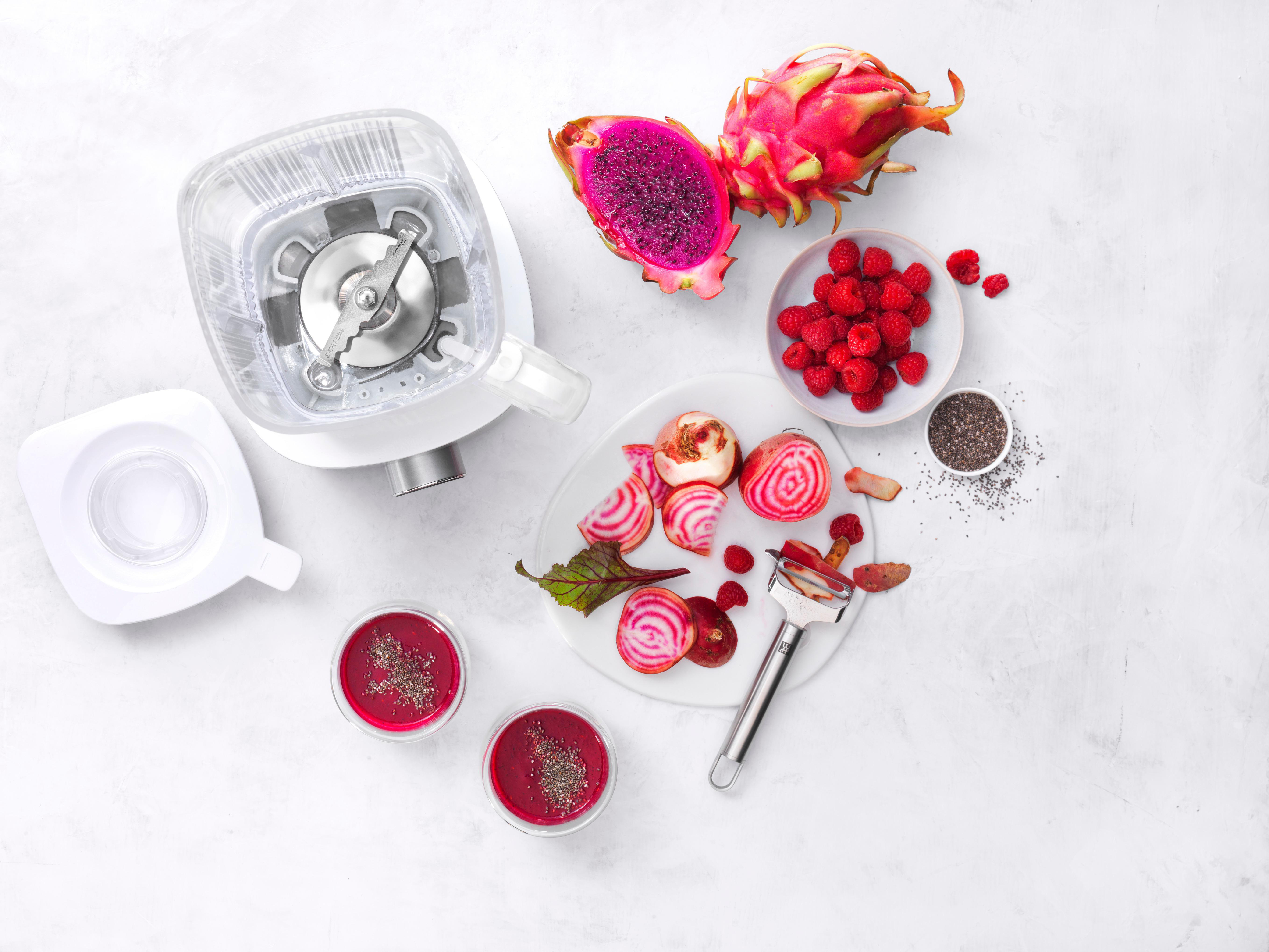 Mixer mit Zutaten: Drachenfrucht, Himbeeren, Rote-Bete-Scheiben, Chiasamen und Rote-Bete-Saft.