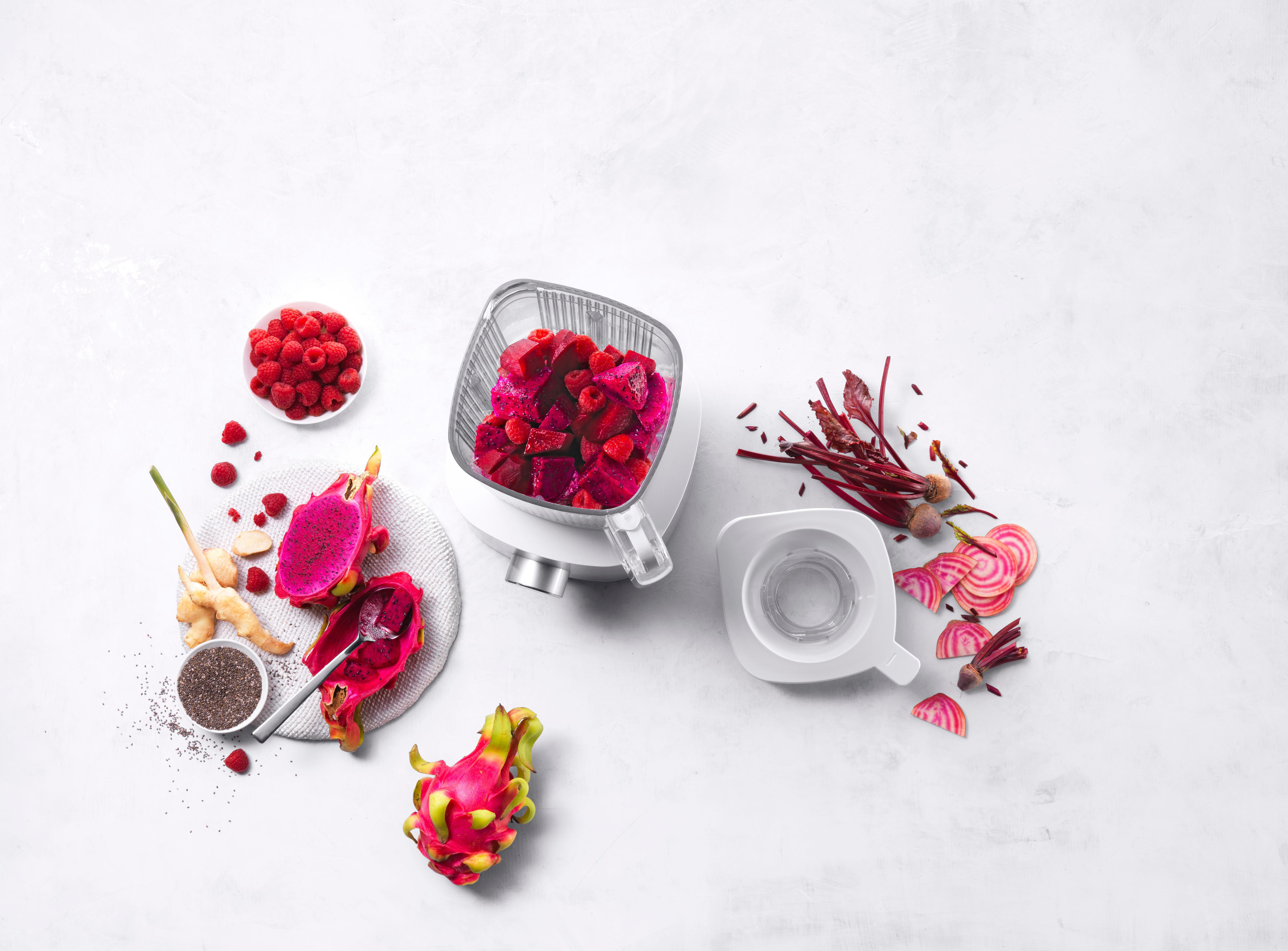 Zutaten für einen Smoothie: Himbeeren, Drachenfrucht, Rüben, Ingwer, Chiasamen und Mixer.