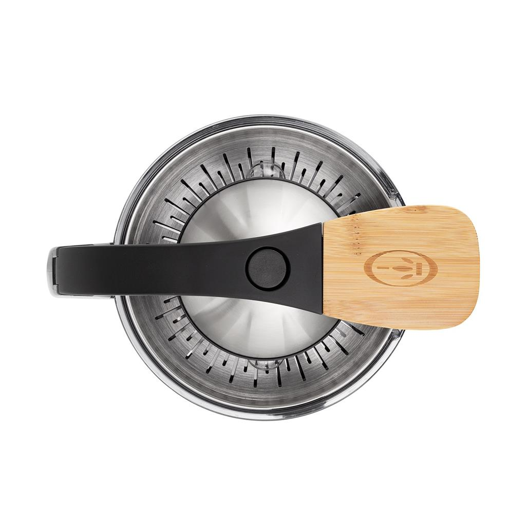 Vue de dessus d'un ustensile de cuisine. Manche noir, extrémité en bois avec logo, acier inoxydable.