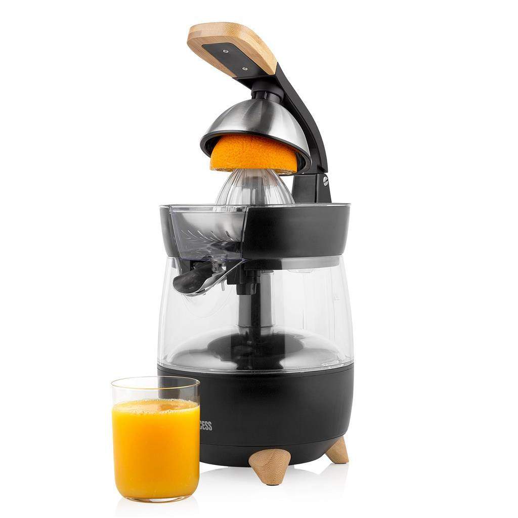 Un presse-agrumes noir et argent avec une moitié d'orange dessus. Un verre de jus d'orange est sur le côté.