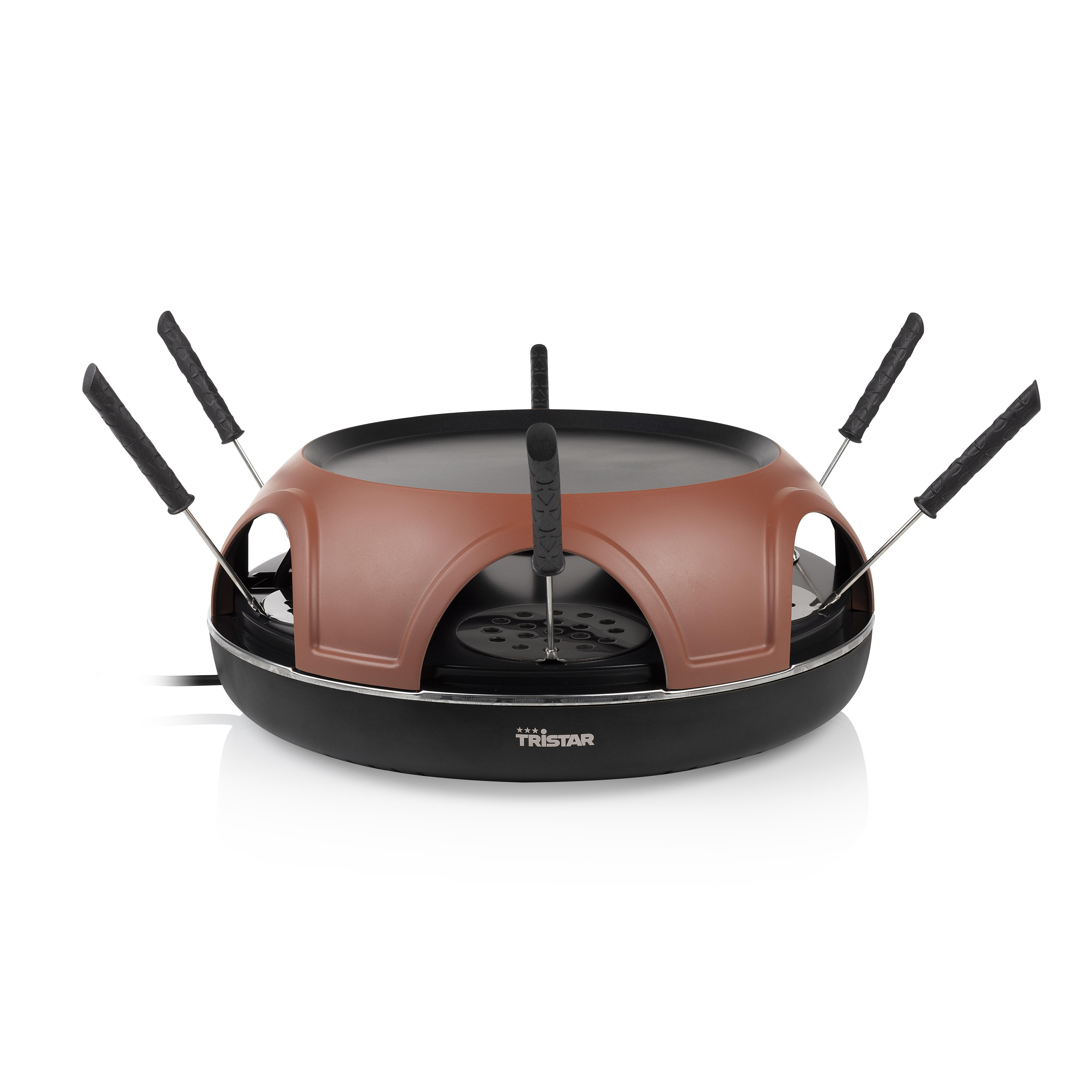 Ein braunes und schwarzes Tristar-Fondue-Set mit mehreren Gabeln, auf weißem Hintergrund.