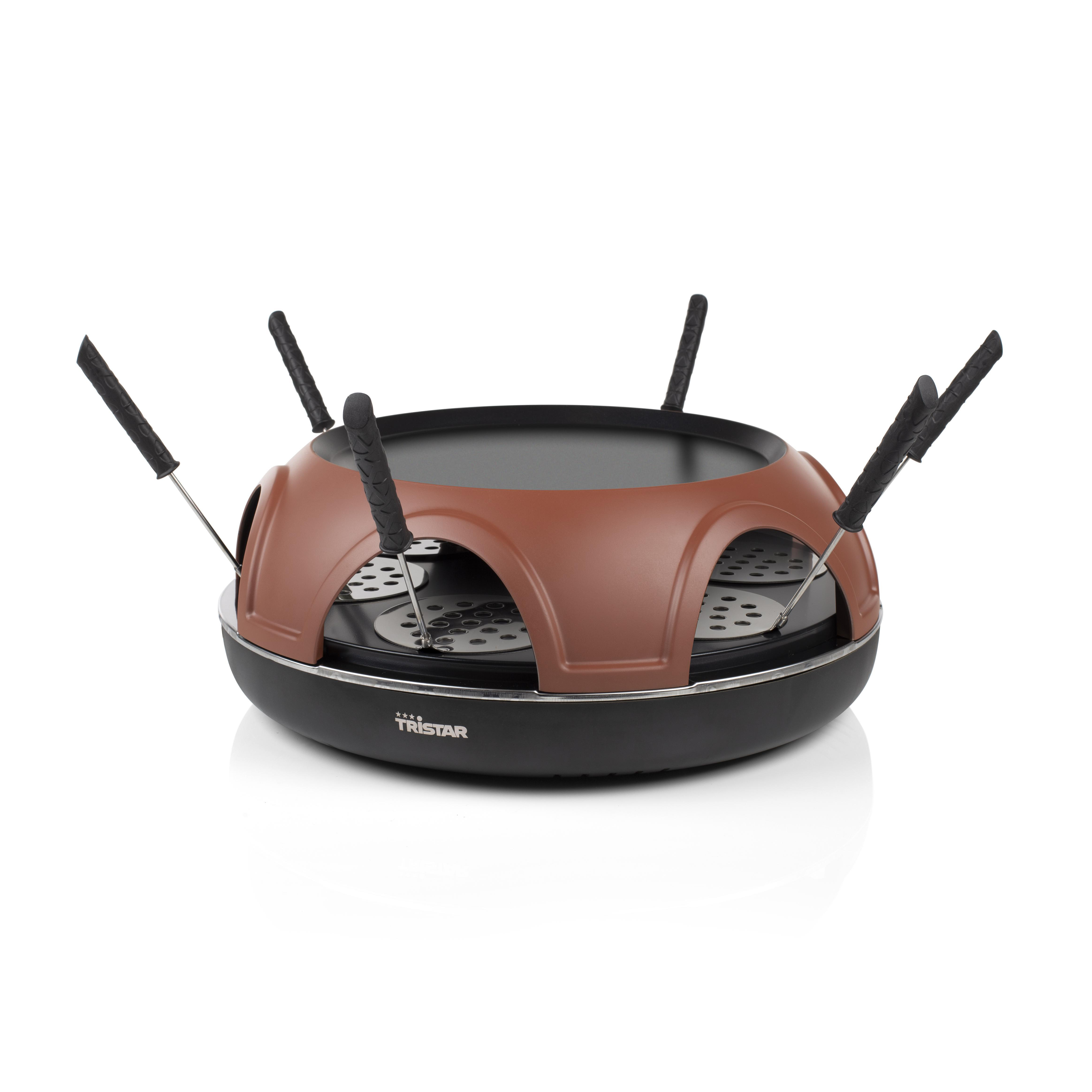 Brauner Raclette-Grill mit schwarzen Griffen und Gabeln. Weißer Hintergrund.
