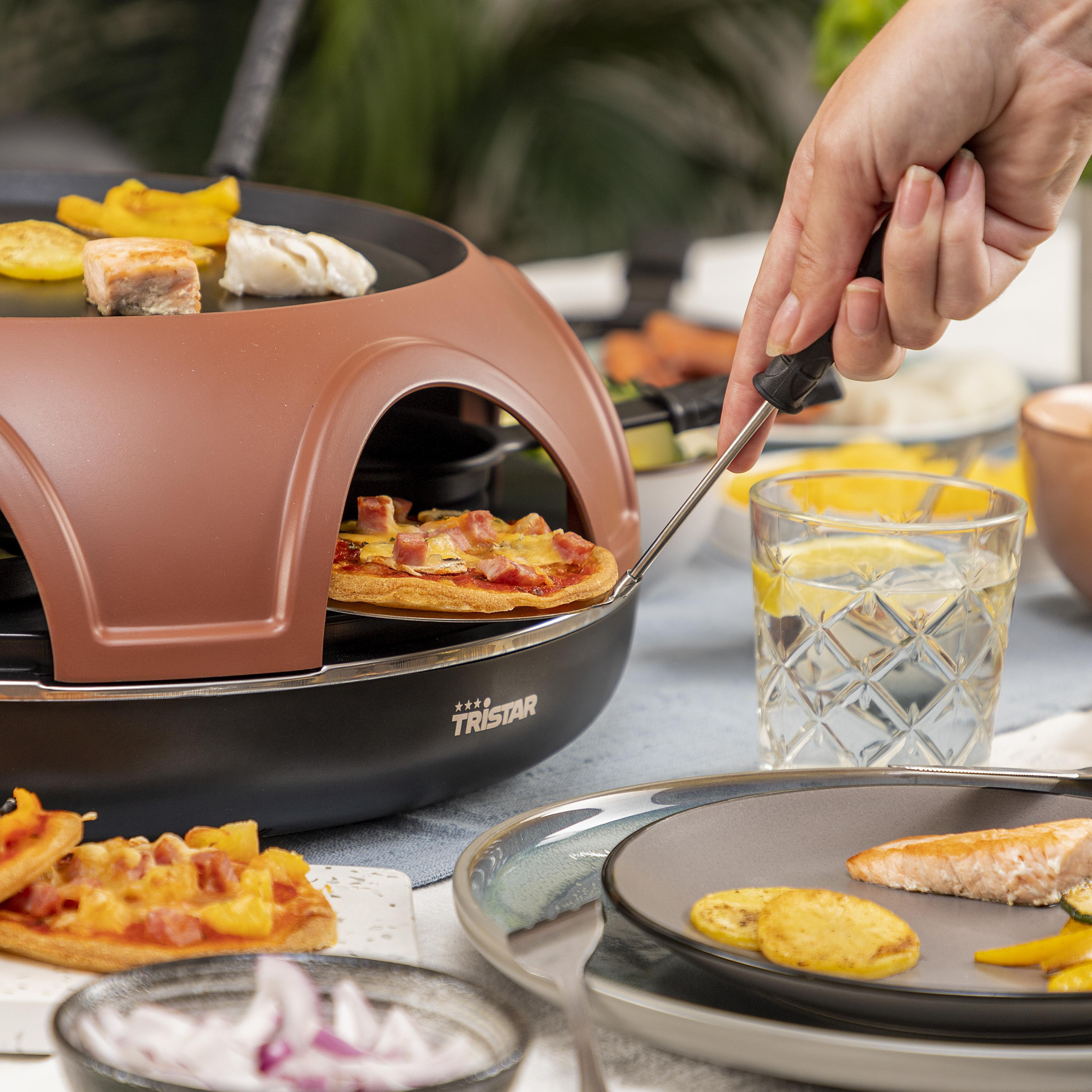 Eine Person verwendet einen Raclette-Grill. Pizza wird vom Grill genommen.