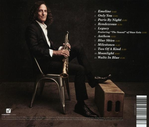 Rückseite eines Musikalbums mit Titelliste und einem Mann im Anzug mit einem Saxophon.