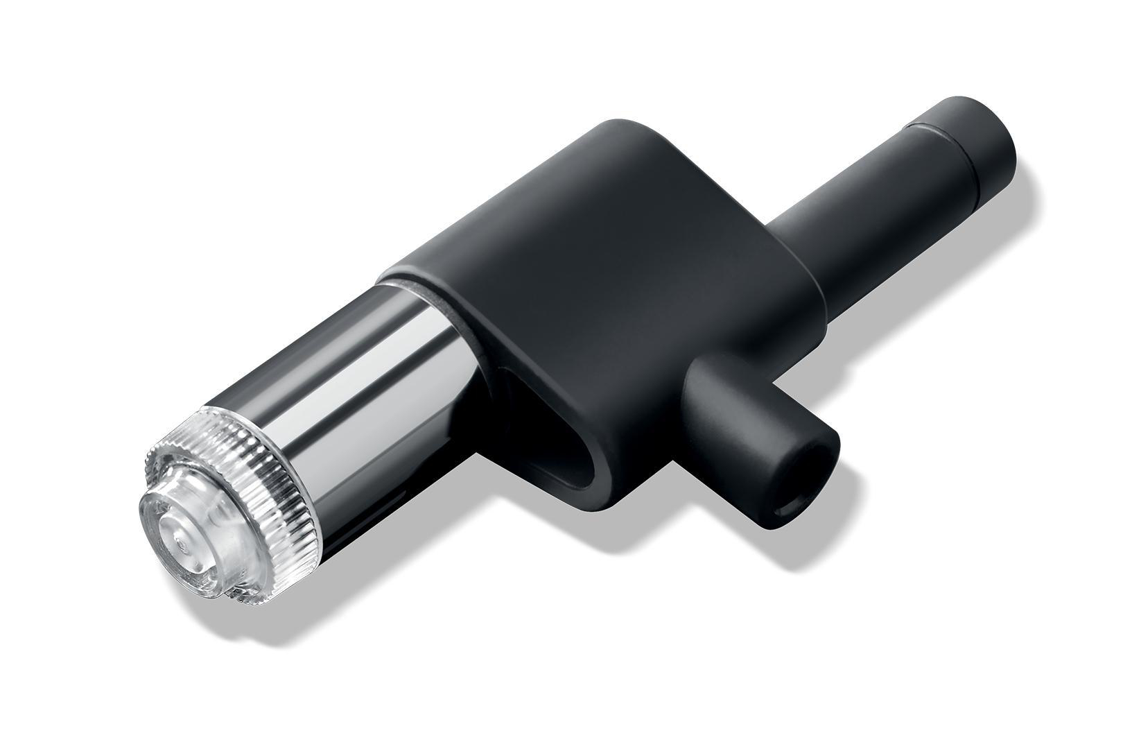 Ein schwarz-silbernes Objekt in Form einer Taschenlampe auf weißem Hintergrund.