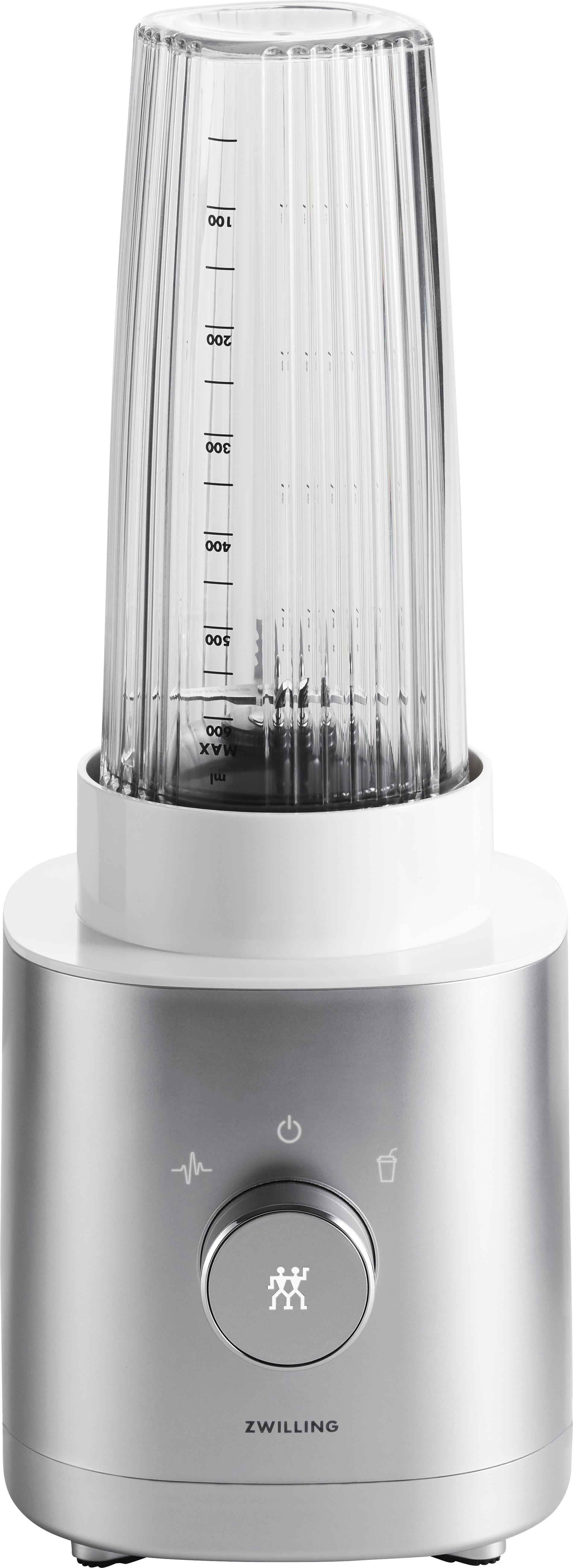 Ein silber-weißer Mixer mit einem hohen, gerippten Glasbehälter. Der Mixer hat einen Drehknopf.