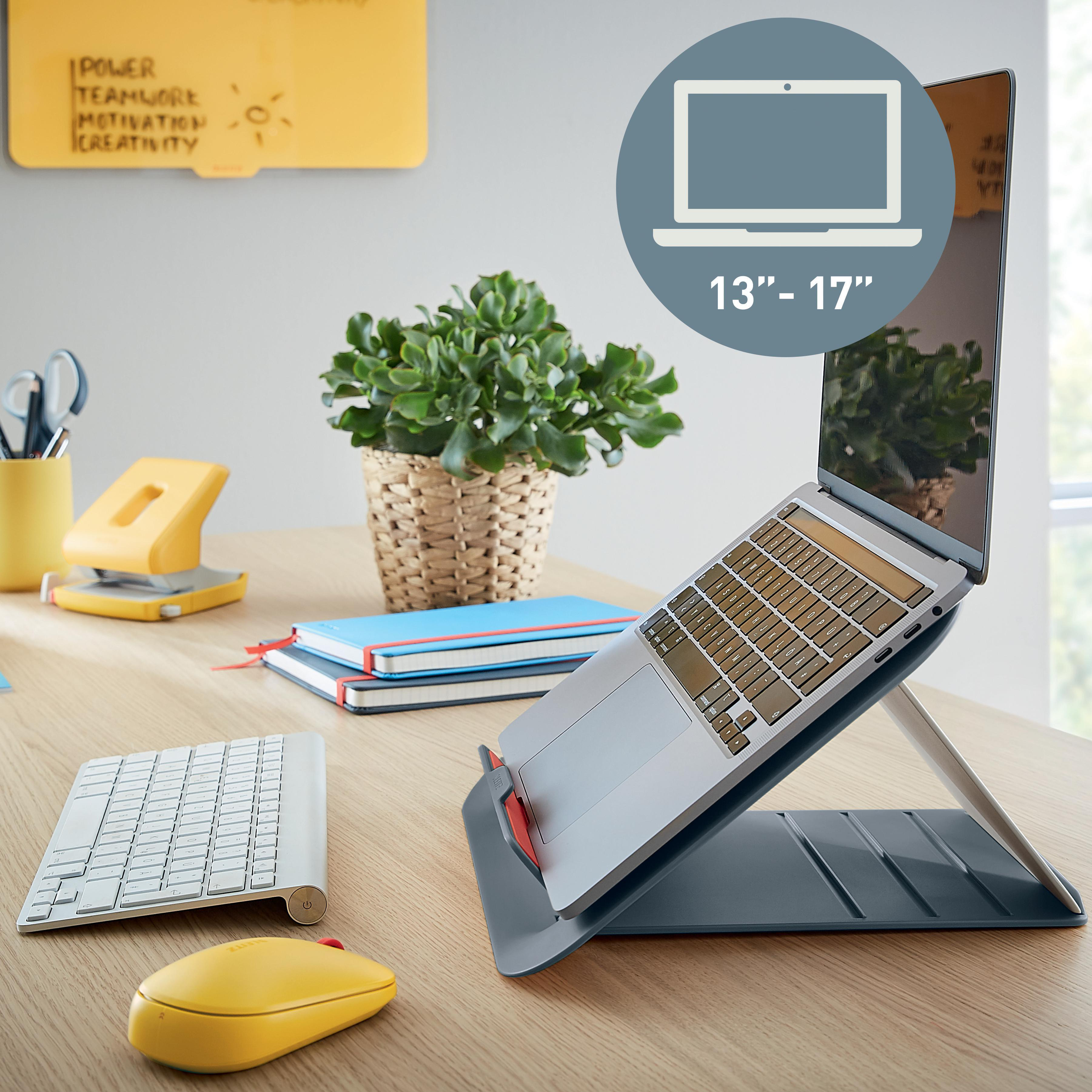 Laptop auf einem Ständer mit Tastatur und Maus auf einem Schreibtisch.