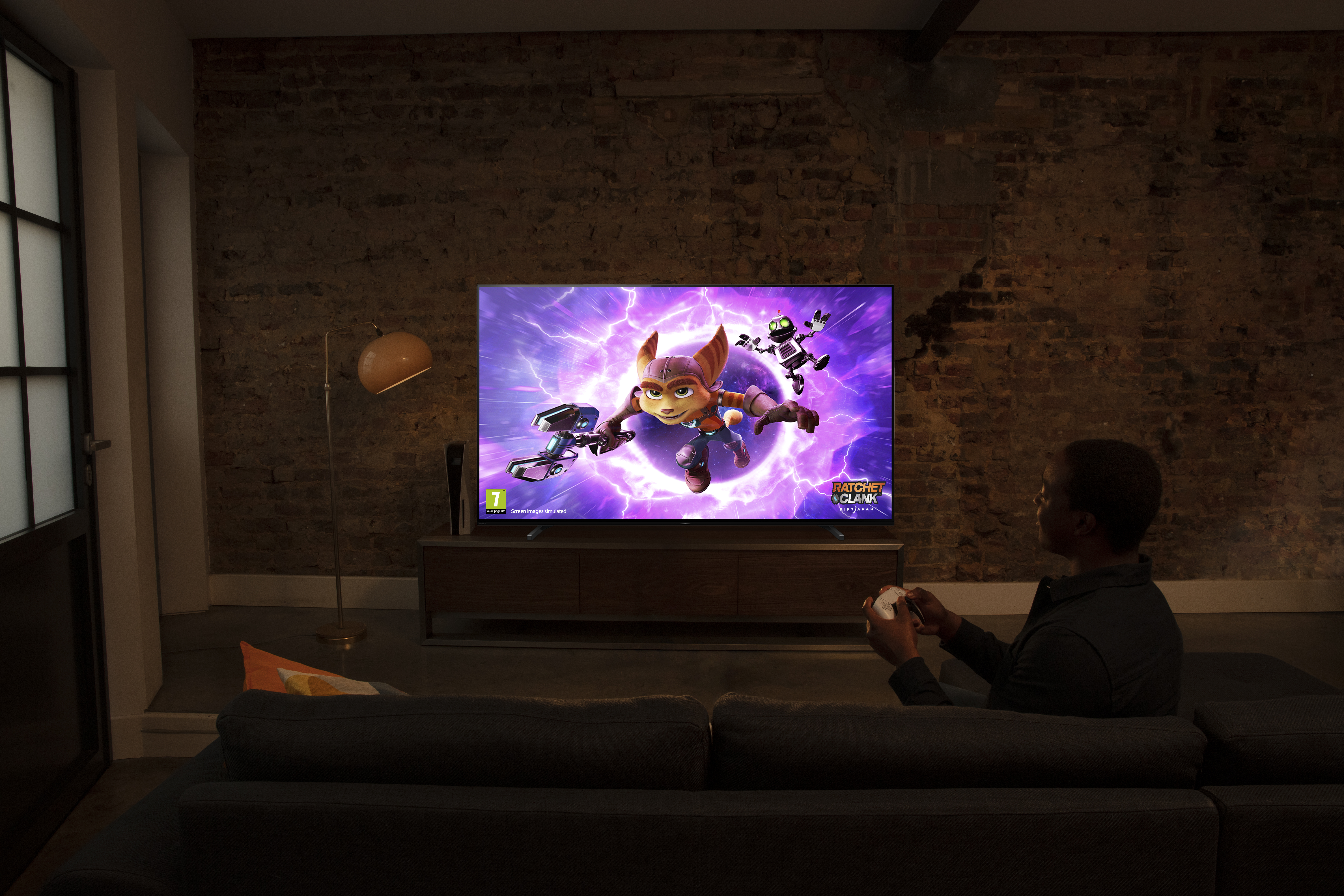 Eine Person spielt ein Videospiel auf einem großen Fernseher in einem Wohnzimmer.