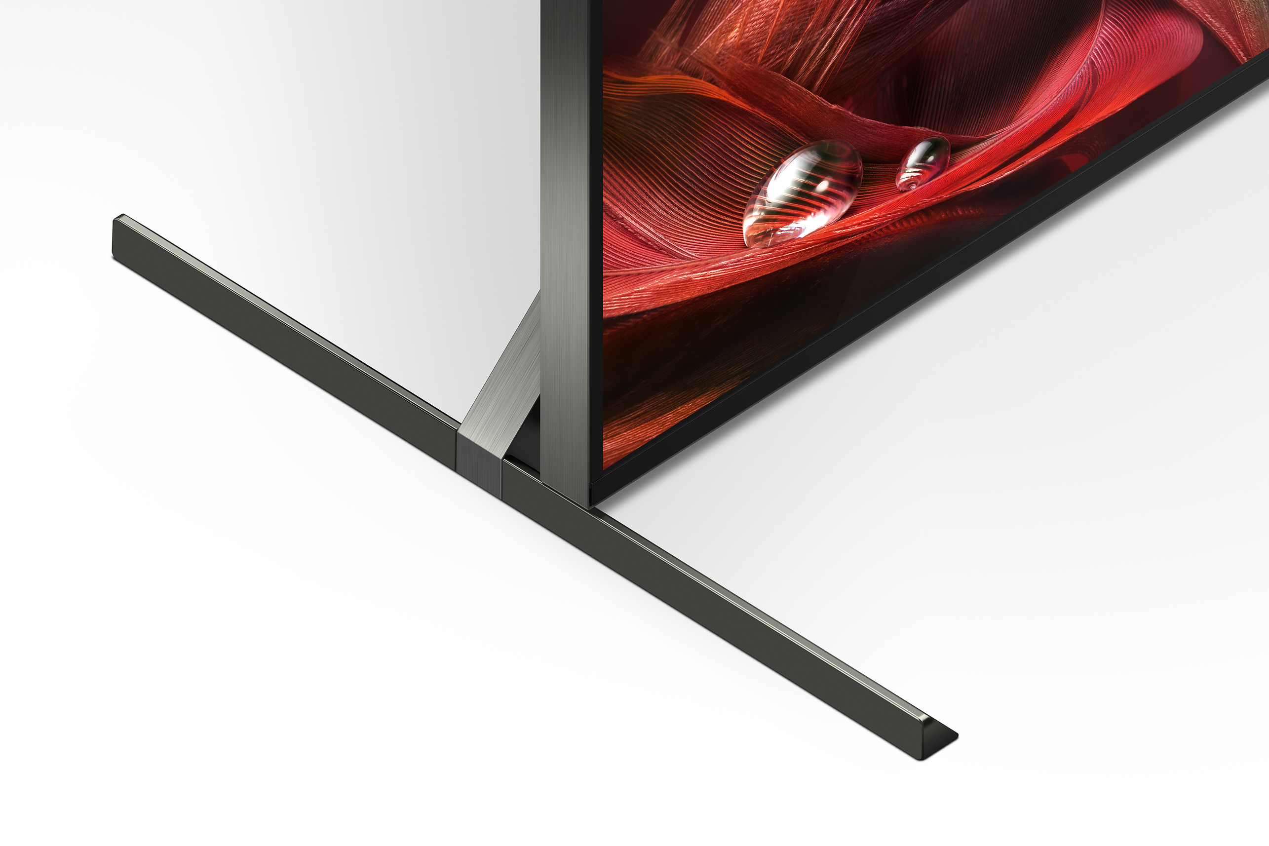 Nahaufnahme eines TV-Ständers. Dunkle Metallbeine stützen den Bildschirm. Display sichtbar.