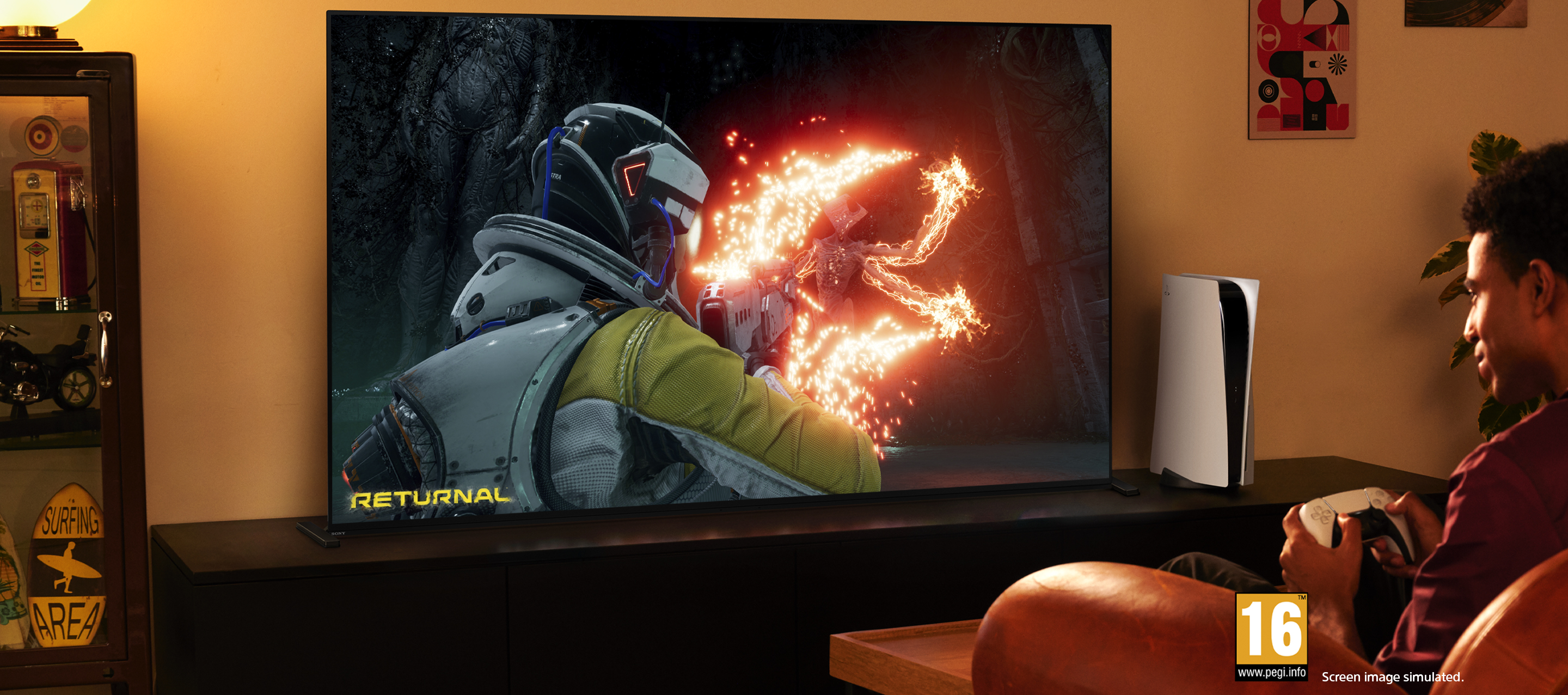 Mann spielt Videospiel auf großem Fernseher, Returnal zeigend. PS5-Konsole daneben.