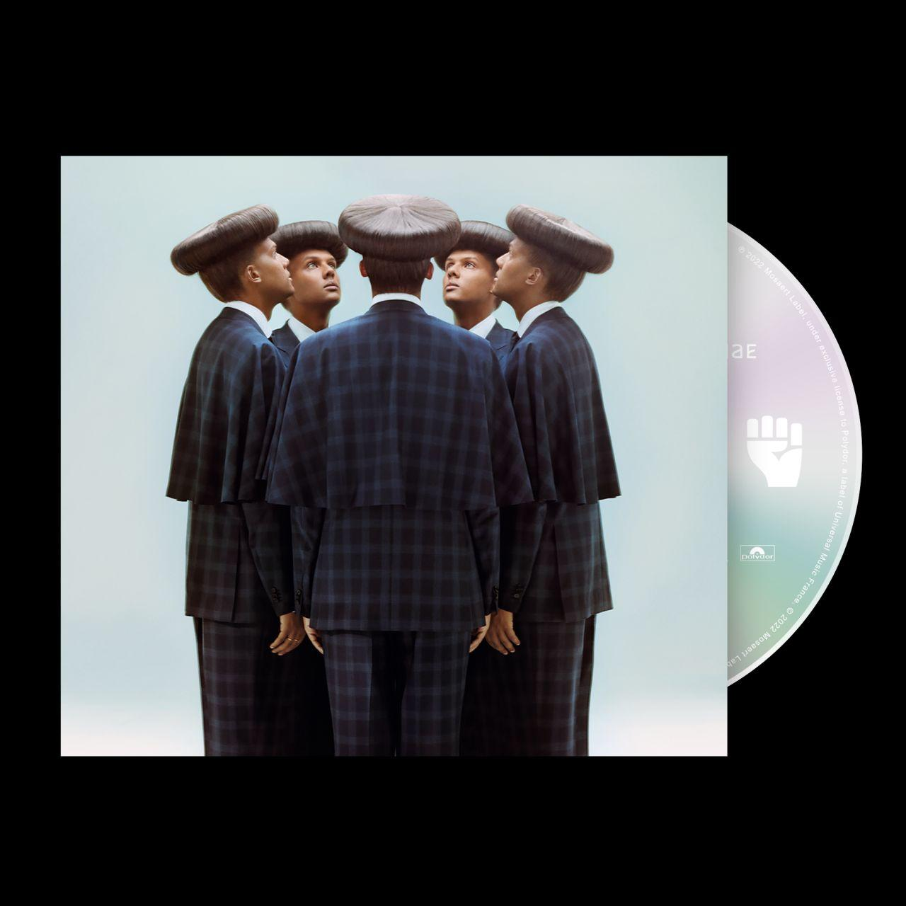 Pochette d'album avec six hommes en costumes assortis. Boîtier de CD visible. Fond blanc.