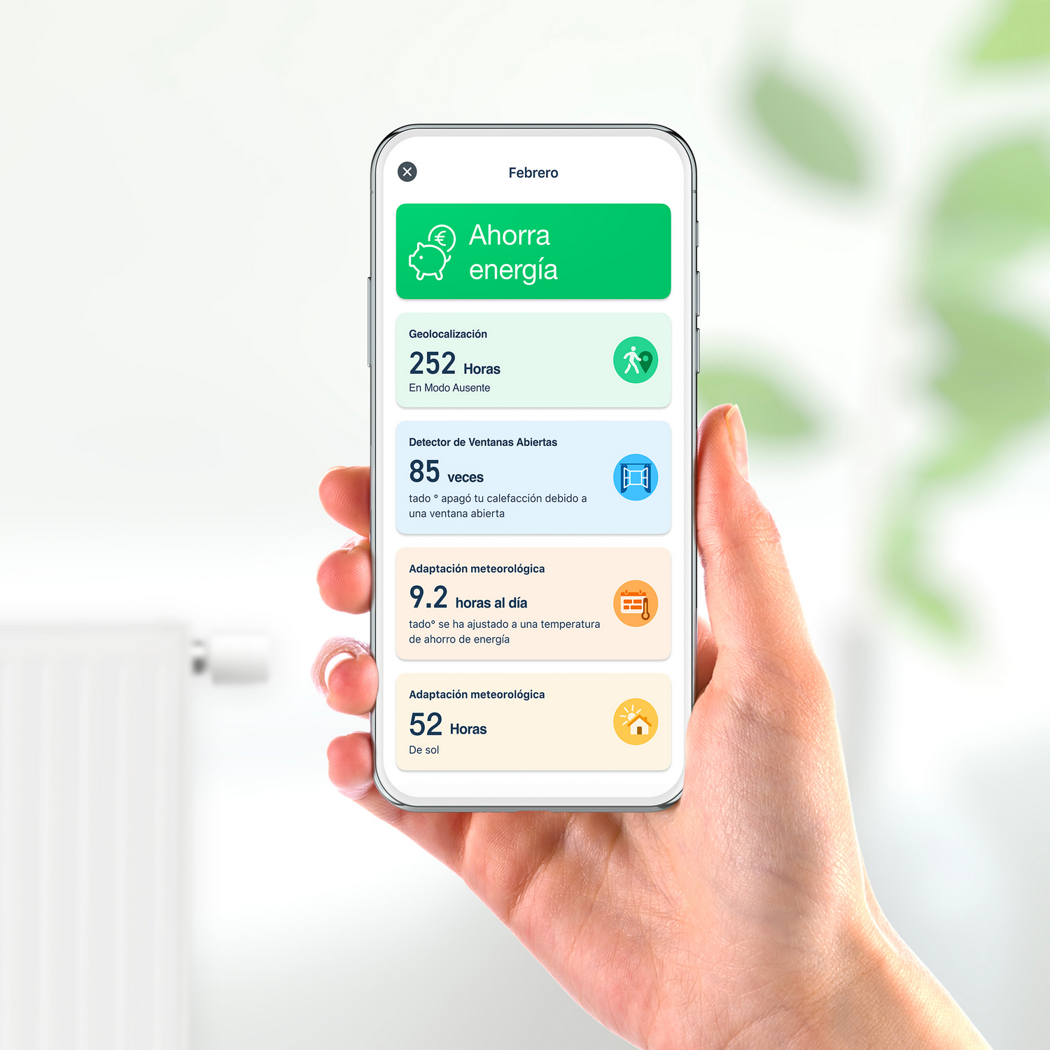 Una mano sosteniendo un teléfono que muestra una aplicación con información de ahorro de energía.