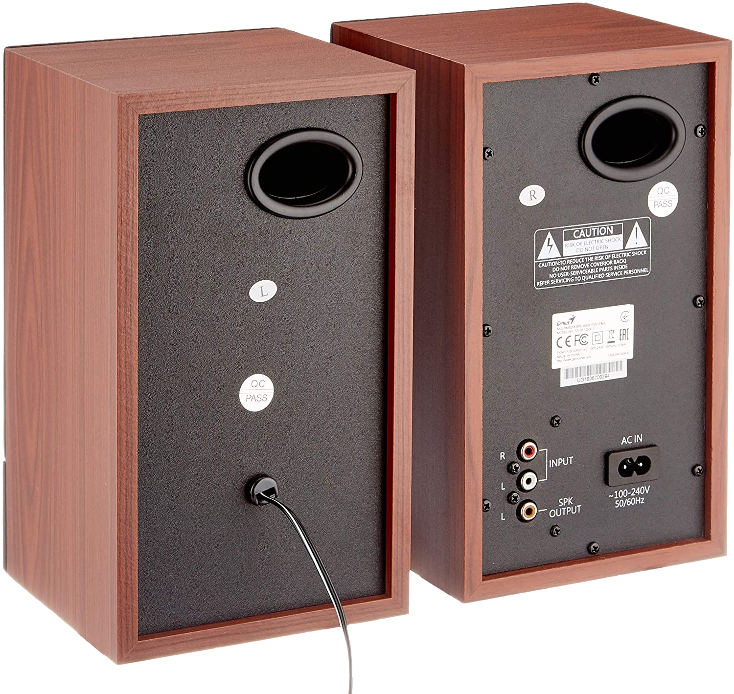 Két fa hangszóró látható. Az egyiknek kábele van, a másiknak bemeneti portjai és tápbemenete. Mindkettő fekete hangszórófedéllel rendelkezik.