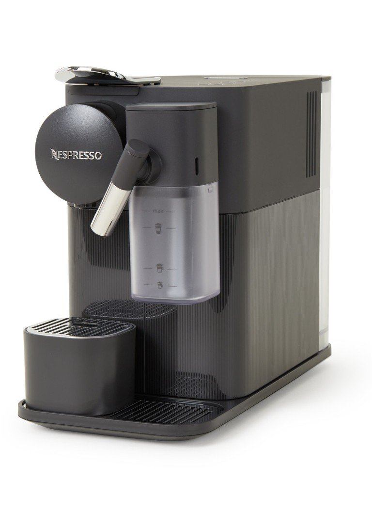 Fekete Nespresso kávéfőző ezüst részletekkel fehér háttérrel.