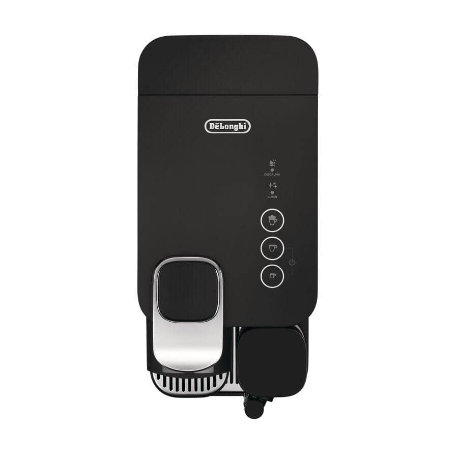 Fekete DeLonghi kávéfőző gombokkal és ezüst kifolyóval, fehér háttér előtt.