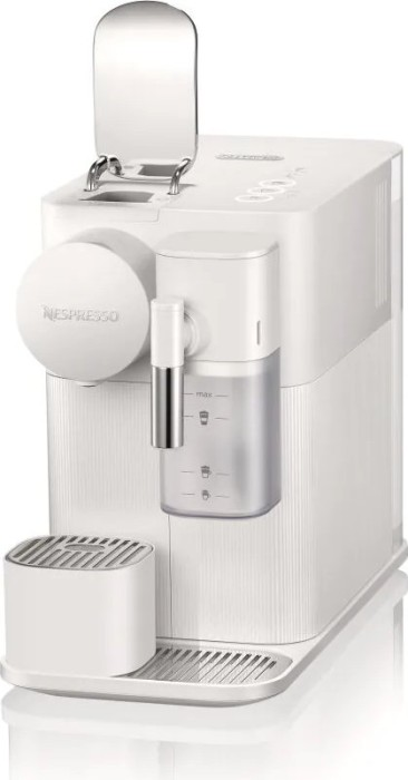 Fehér Nespresso kávéfőző víztartállyal és fehér csepptálcával fehér felületen.