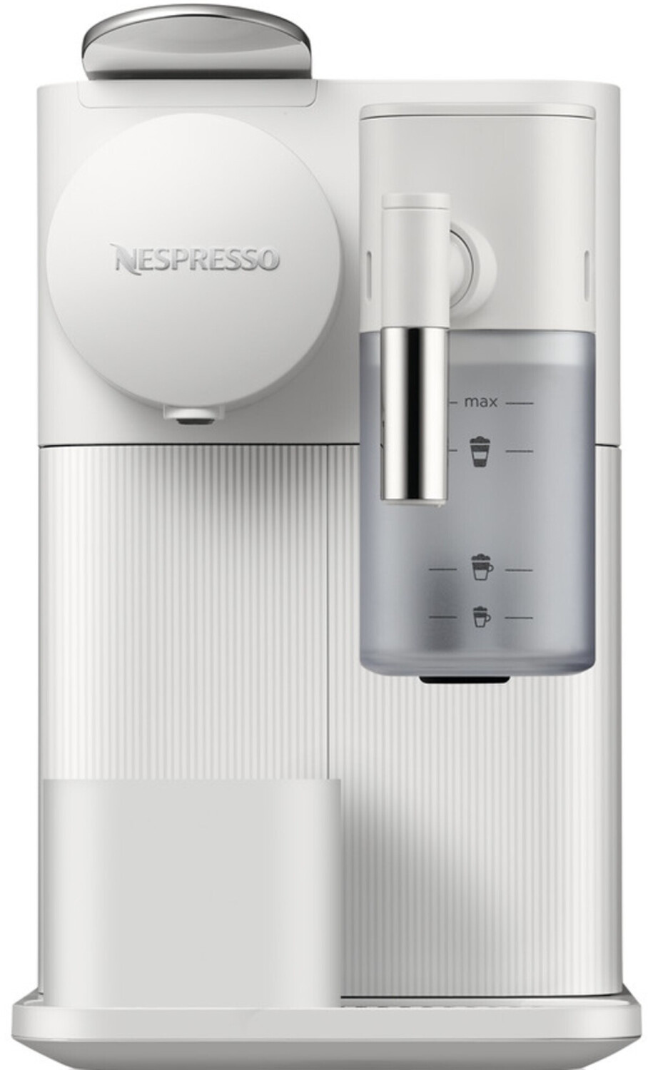 Egy fehér Nespresso kávéfőző, víztartállyal és egy kis ezüst kifolyóval. A gép fehér felületen van.