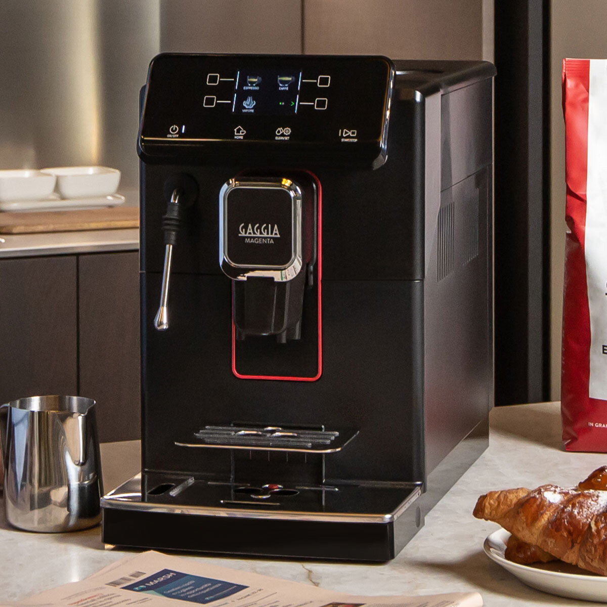 Fekete Gaggia Magenta kávéfőző piros akcentussal, konyhapulton.