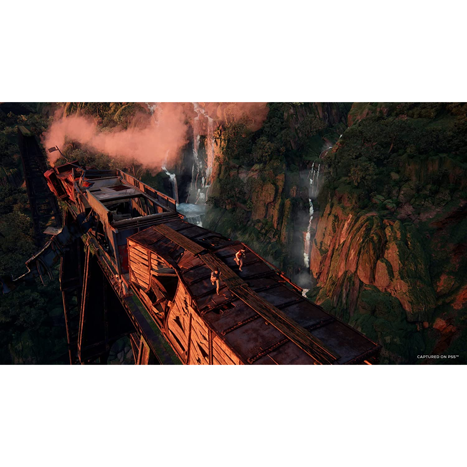 Dos personas están en un puente, con vista a una cascada. Hay humo en el aire.