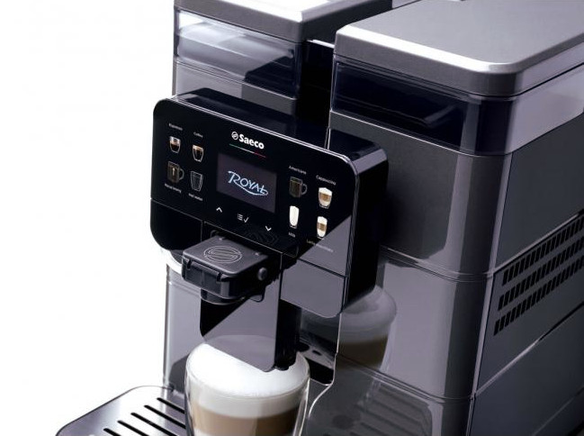 Fekete és ezüst eszpresszó gép digitális kijelzővel és egy latte-val.