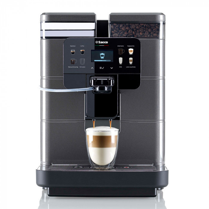 Modern eszpresszó gép egy pohár latte macchiatóval.