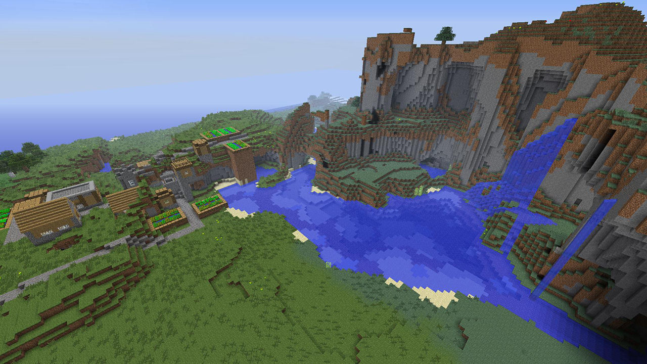 Un paesaggio di Minecraft. Ci sono case, fattorie e una vasta distesa d'acqua, oltre a montagne.
