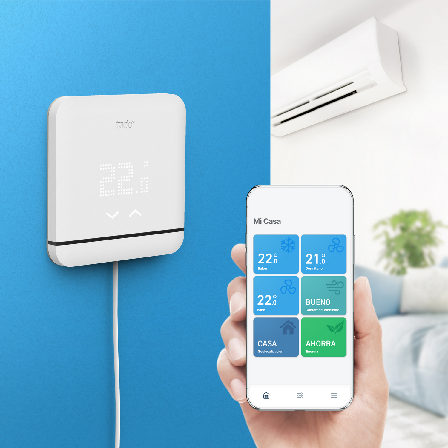 Dispositivo domótico blanco con pantalla, y teléfono mostrando app control hogar.
