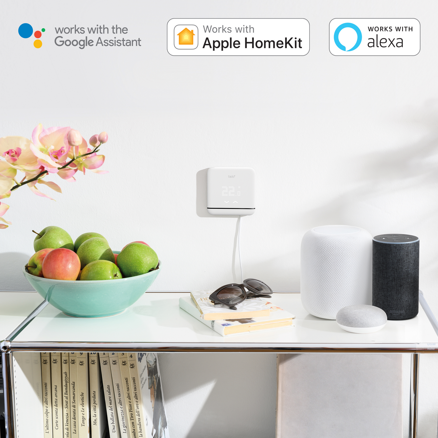 Dispositivos de hogar inteligente en un estante. Incluye un termostato inteligente, altavoz y HomePod.