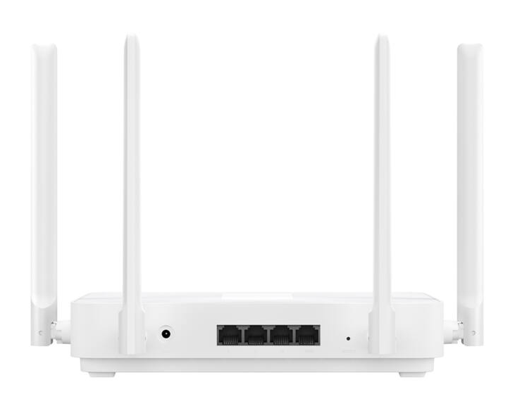 Egy fehér router négy antennával. Több portja és egy reset gomb van a hátulján. Fehér háttéren van.
