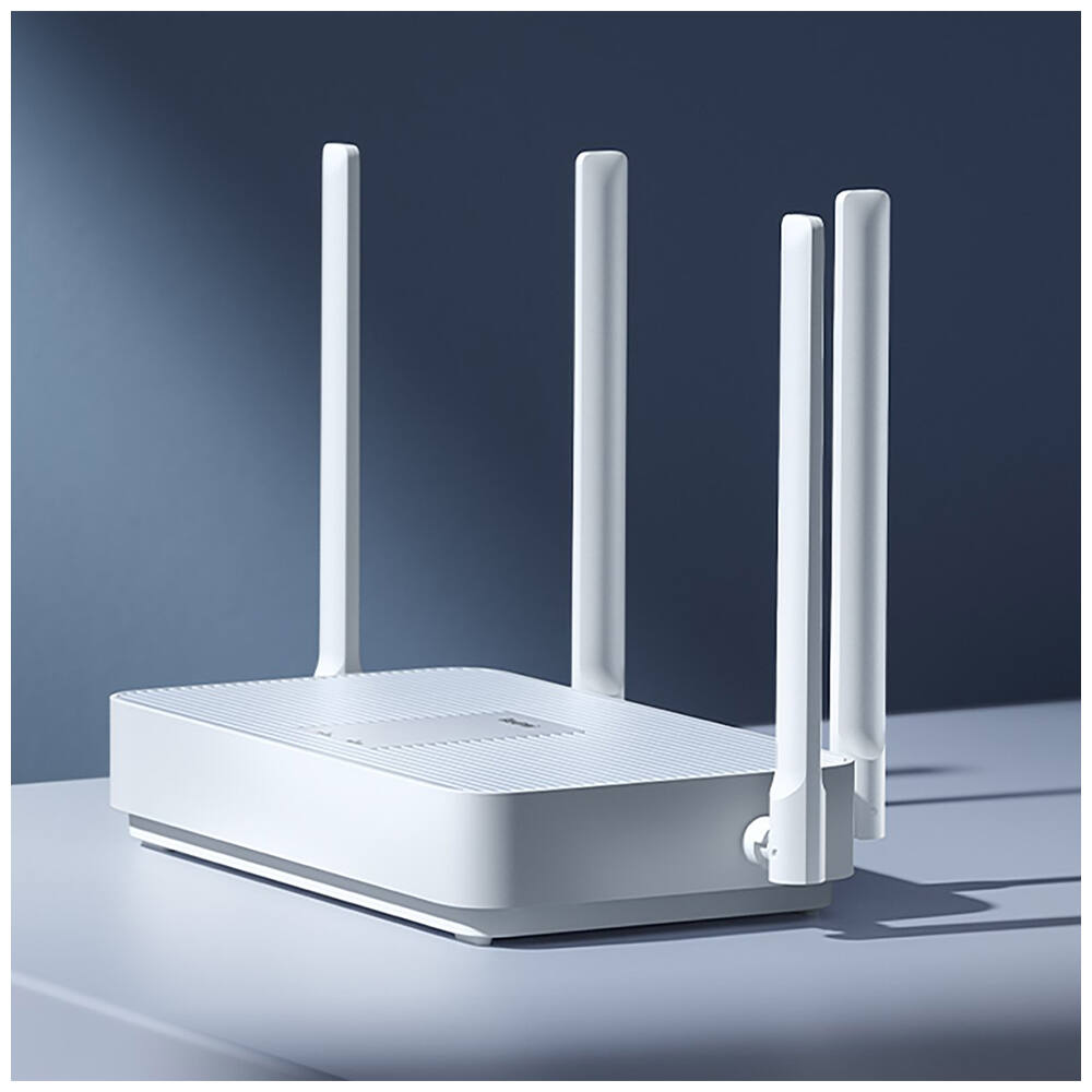 Egy fehér router négy antennával egy fehér felületen. A háttér sötét és világoskék gradiens.