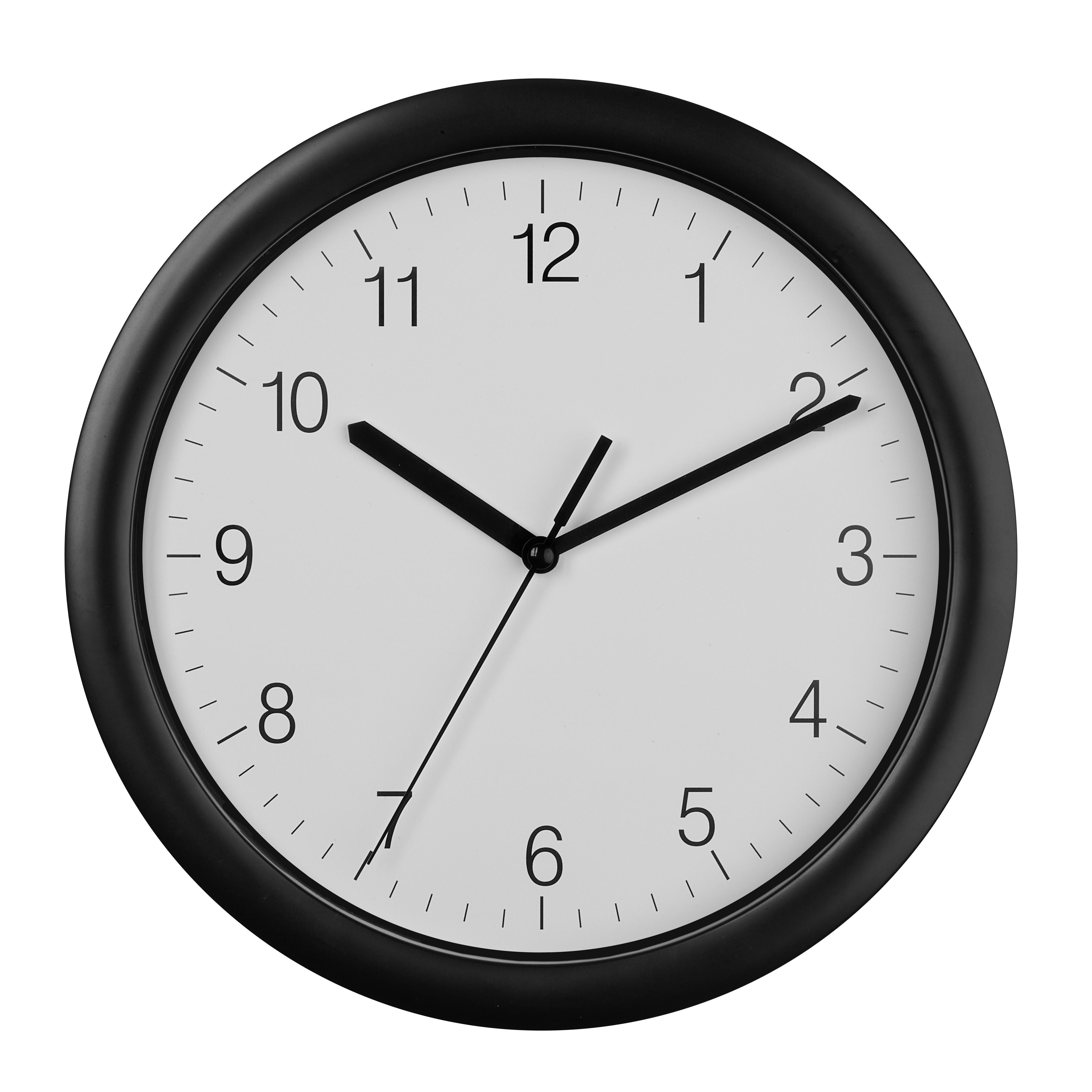 Eine schwarz gerahmte Wanduhr mit weißem Zifferblatt. Die Zeit ist ungefähr 10:10 Uhr. Zahlen und Striche sind deutlich.