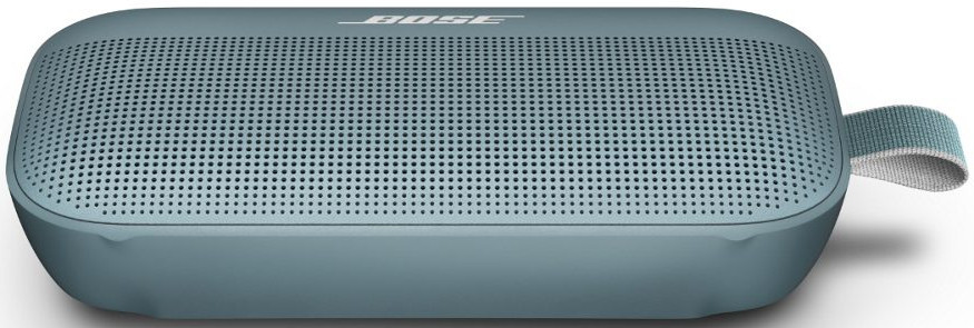 Een blauwgroene Bose Bluetooth-luidspreker met een stoffen handvat en een zwarte luidsprekergrille.