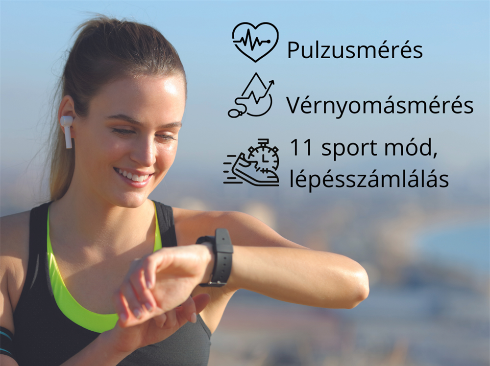 Egy fitneszkövetőt viselő nő a csuklójára néz. A szöveg a pulzusszámot, a vérnyomást és 11 sportmódot jelzi.