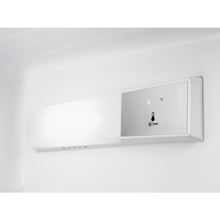 Een wit interieur van een koelkast met een bedieningspaneel dat de temperatuurinstelling toont.