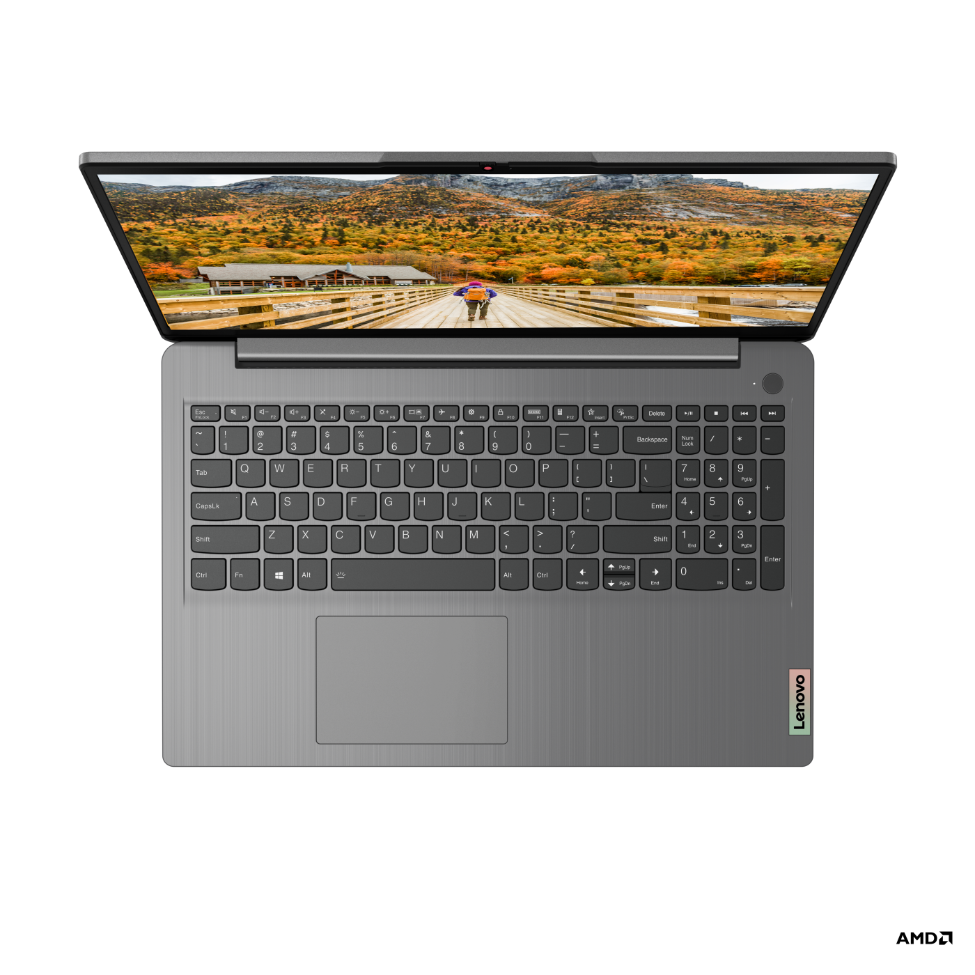 Dizüstü bilgisayar, yukarıdan görünüm, açık. Klavye görünür, ekran bir köprü sahnesi gösterir. Lenovo logosu sağ altta.